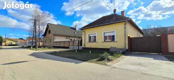 Nagykőrösön a vasútállomáshoz közel 3 szobás családi ház Eladó!