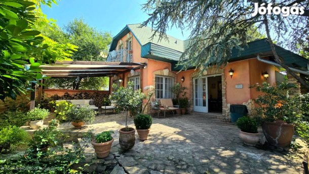 Nagykőrösön mediterrán hangulatú családi ház Eladó!