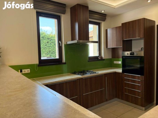 Nagyméretű, Ualakú konyhabútor eladó gépekkel