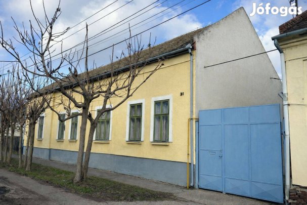 Nagyméretű, belvárosközeli üzlethelyiség eladó Orosházán