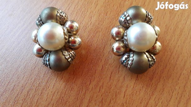 Nagyméretű ,elegáns fülklipsz, hibátlan, közepén igazgyönggyel