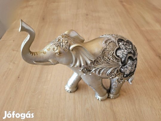 Nagyméretű, ezüst színű elefánt - polcdísz