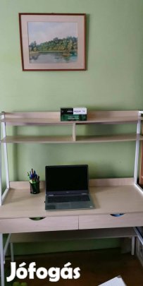 Nagyméretű, fémkeretes íróasztal 