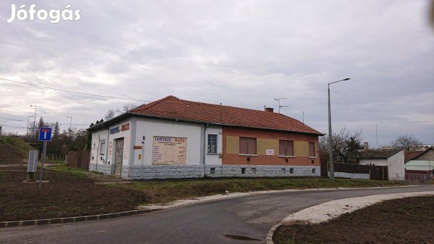 Nagyméretű, két házrészes lakóingatlan