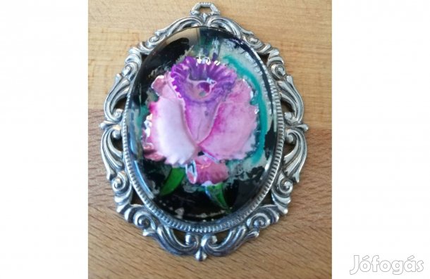Nagyméretű, lila virággal díszített bizsu medál (6x4,5cm)