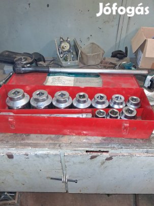 Nagyméretű crovakészlet keresi új gazdáját. 