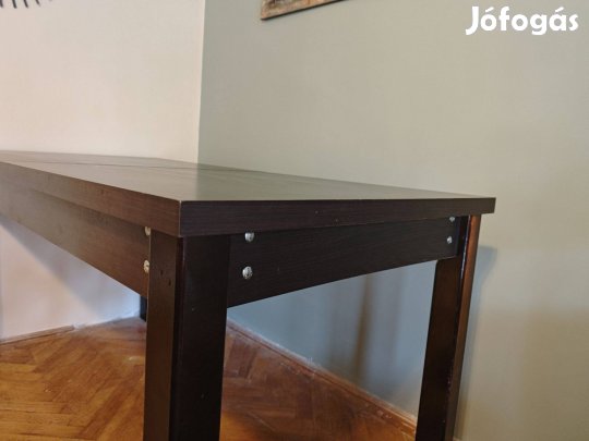 Nagyméretű étkezőasztal