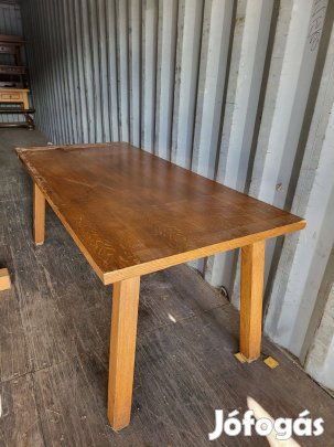 Nagyméretü étkezöasztal
