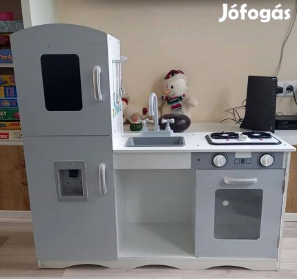 Nagyméretű fa játékkonyha, hangot adó funkciókkal