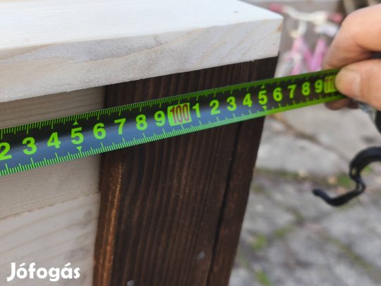 Nagyméretű faláda, fenyőlécből 