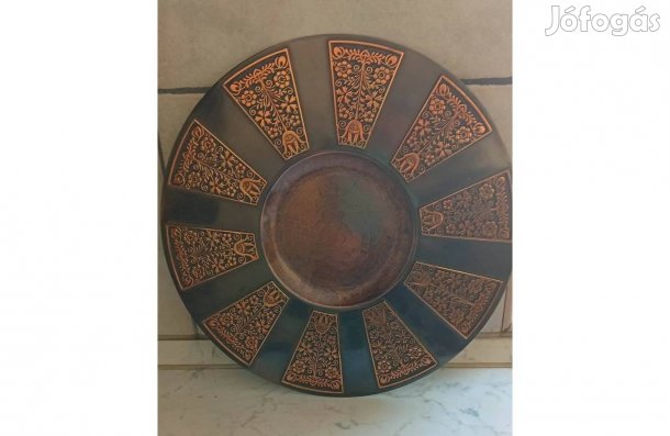 Nagyméretű fali rézötvözet tányér eladó