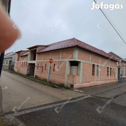 Nagyméretű félig kész ház eladó Pápán, a belvárosban!