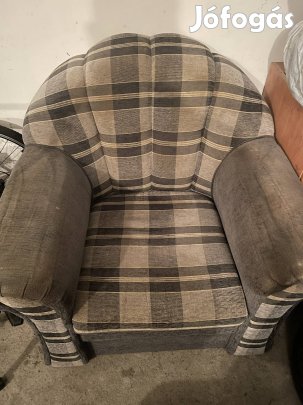 Nagyméretű fotelek eladóak.