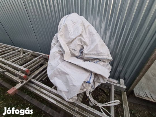 Nagyméretű ipari füles nejlon zsák kb. 2 köbméteres tüzifa vagy föld