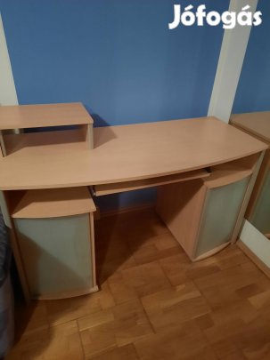 Nagyméretű iróasztal