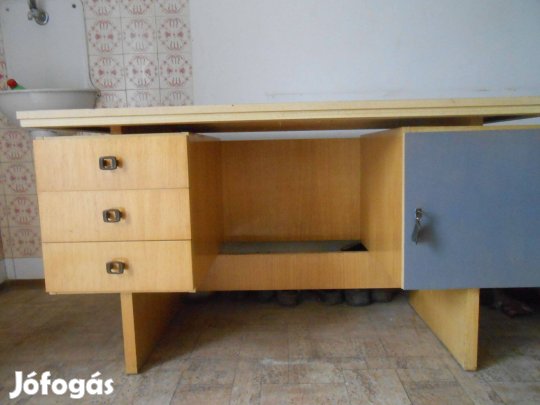 Nagyméretű iróasztal