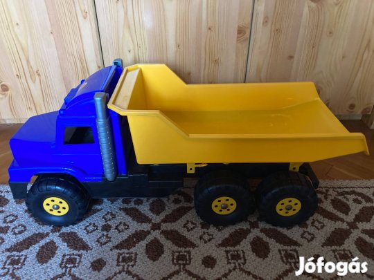 Nagyméretű játék teherautó