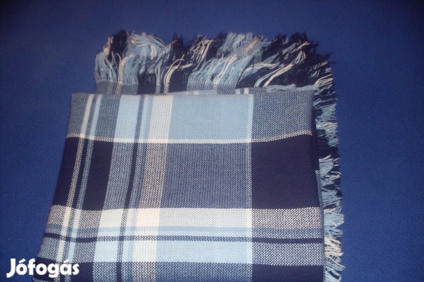 Nagyméretű,kék kockás kendő,terítőnek is jó!