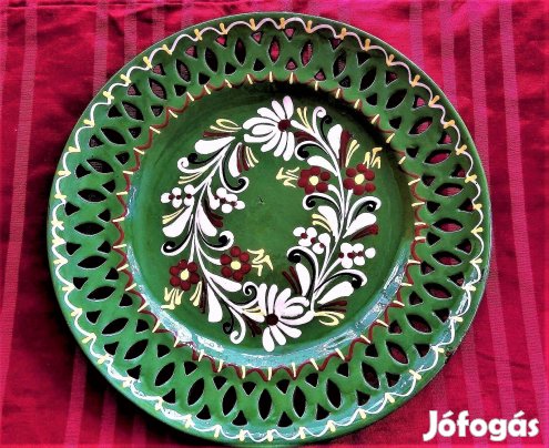 Nagyméretű kerámia, kézzel festett, áttört, fali tál