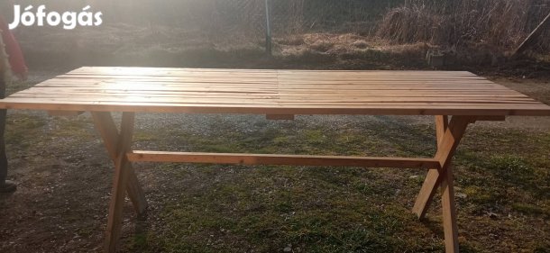 Nagyméretű kerti fa asztal