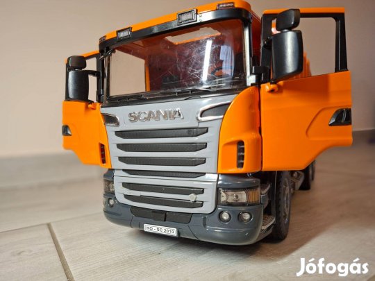 Nagyméretű kukásautó