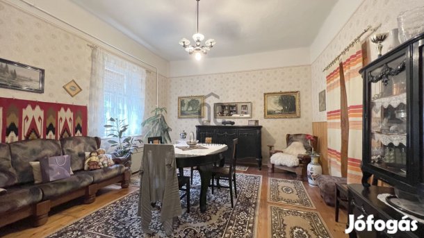 Nagyméretű lakás saját udvarral - Bátaszéken eladó