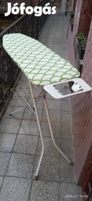 Nagyméretű masszív fém vasalóállvány, bélelt huzatokkal hibátlanul