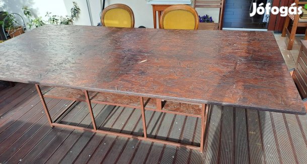 Nagymeretű masszív kültéri asztal