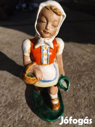 Nagyméretü mázas kerámia , lány korsóval