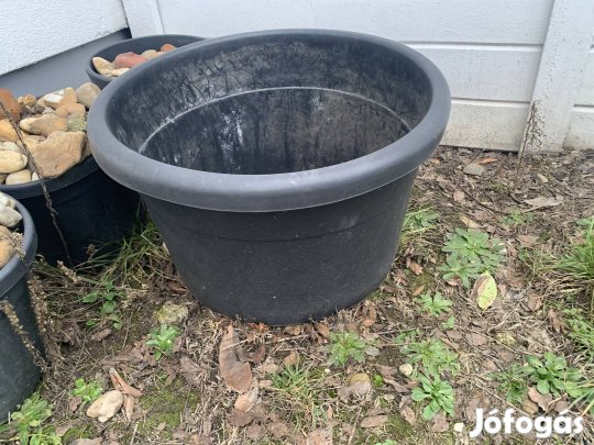 Nagyméretű műanyag ültetőcserép