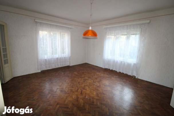 Nagyméretű parkettás szobák, szép kilátás szmoghatár felett.