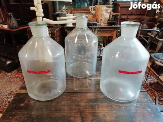 Nagyméretű patikai üvegek, egyben a 3 darab dekorációként