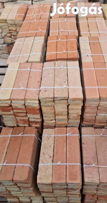Nagyméretű szeletelt tégla vegyes színben. 