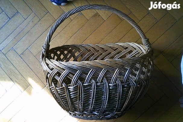 Nagyméretű vesszőből font karos kosár