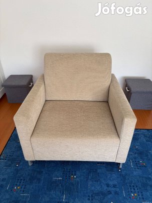 Nagyobb méretű, újszerű bézs fotel