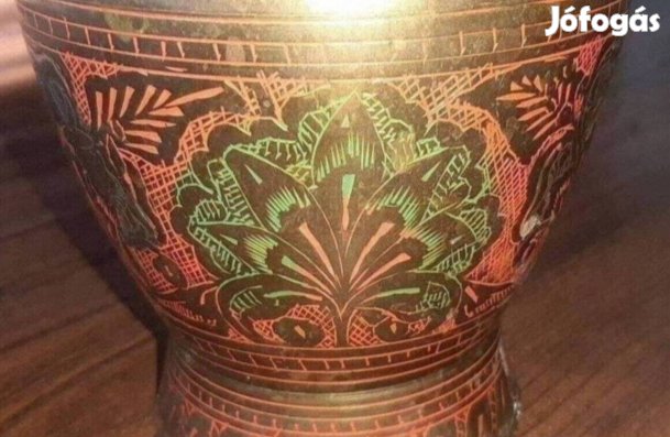 Nagyobb méretű mintás réz váza