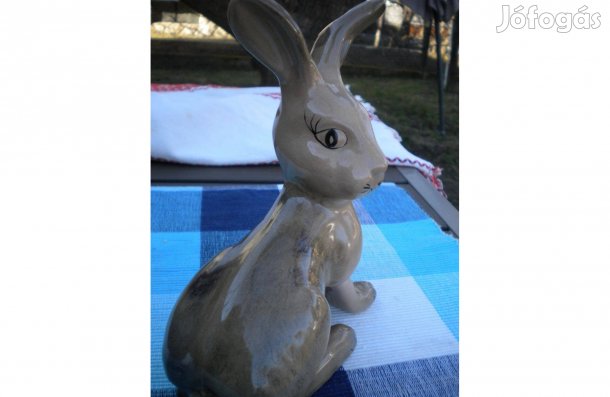 Nagyobb méretű porcelán mezei nyúl akár húsvéti dekorációhoz is