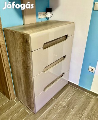 Nagyon jó állapotban eladó Komód
