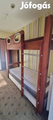 Nagyon masszív fa emeletes ágy