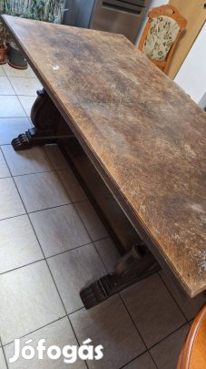 Nagyon régi faragot asztal
