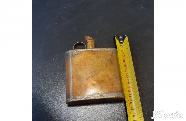 Nagyon régi sárgaréz olajtartó petróleum