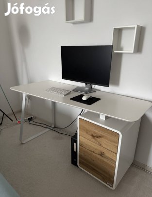 Nagyon szép állapotú számítógép asztal