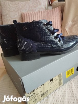Nagyon szép magas szárú cipő.