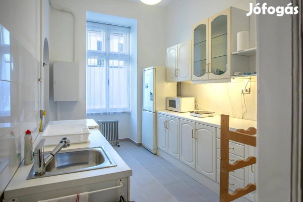 Nagypolgári felújított költözhető 2 szobás város központban