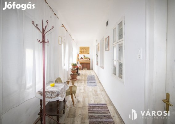 Nagypolgári ház saját partszakasszal