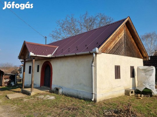 Nagyréde belterületén présház eladó, panorámás nagy telekkel