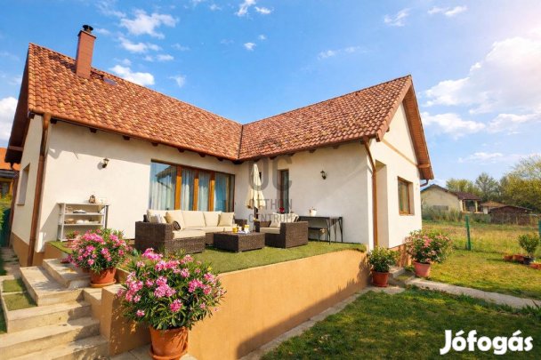 Nagytarcsai 185 nm-es ház eladó
