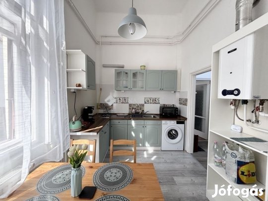 Nagytemplom közeli csendes utcában 39 nm-es, galériás felújított lakás