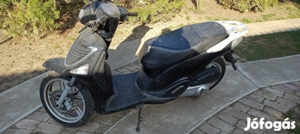 Nagytestű robogó alkatrésznek eladó.