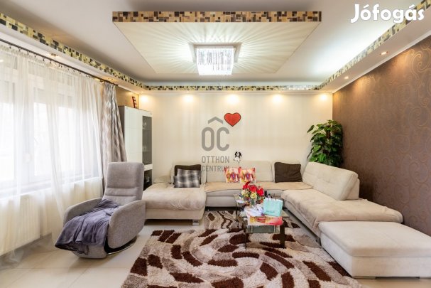 Nagytétényi Kastélymúzeum mellett többgenerációs családi ház eladó.